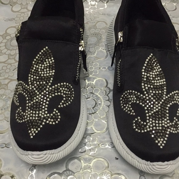 Shoes - NWT Women's sneakers SZ 7 With zipper in the sides